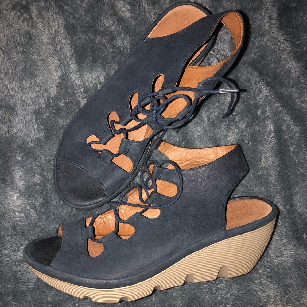 ❤️FLASH SALE❤️Blue Suede Clarks Wedge (Like New)